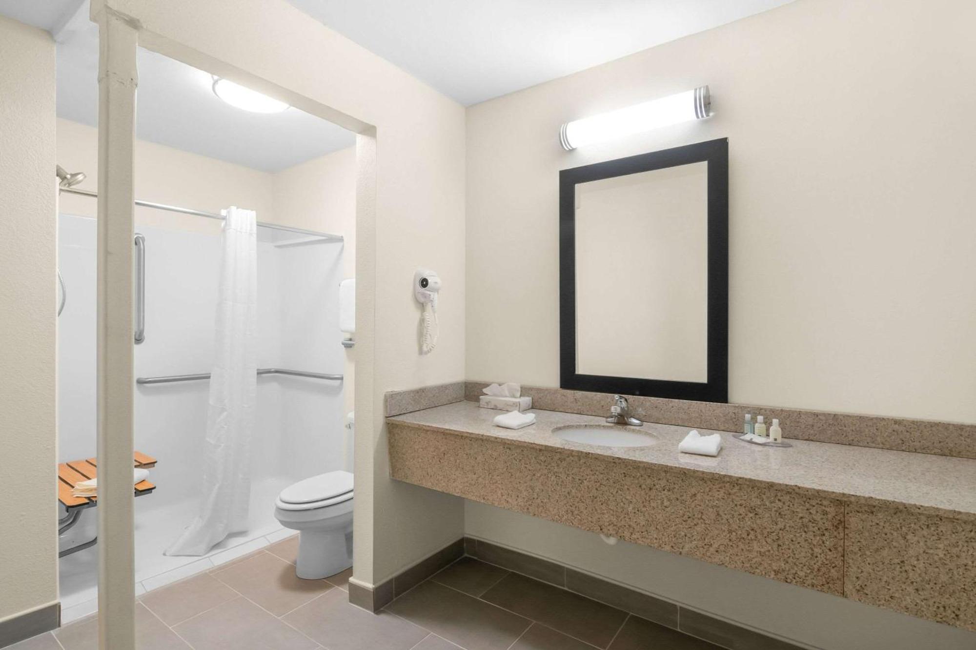 Quality Inn Queensbury Zewnętrze zdjęcie