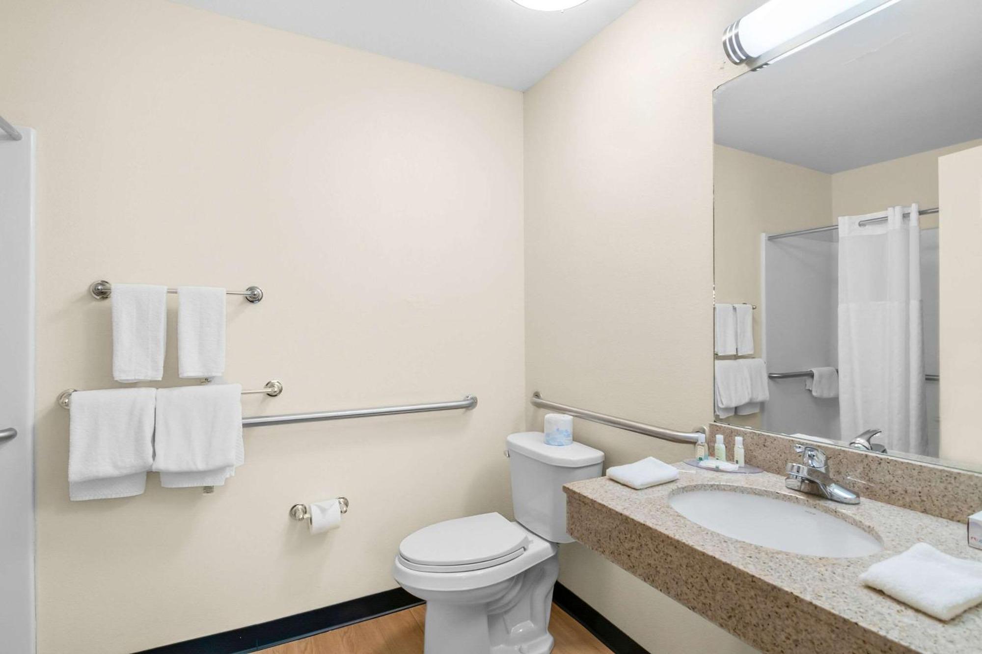 Quality Inn Queensbury Zewnętrze zdjęcie